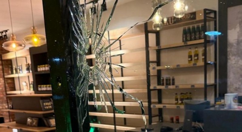 Belediyenin satış mağazasına silahlı saldırı
