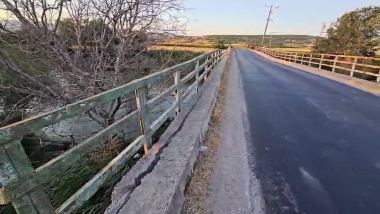 Beşik gibi sallanan köprü yıkılıyor