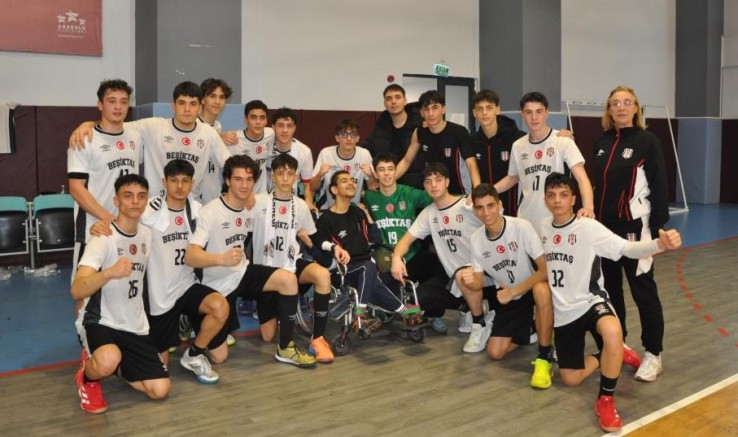 Beşiktaş kupayı kaldırdı
