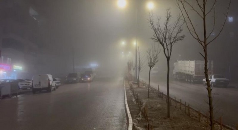 Besni’de sağanak ve sis etkili oldu