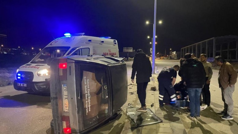Beton duba ve aydınlatma direğine çarptı: 2 yaralıBeton duba ve aydınlatma direğine çarptı: 2 yaralı