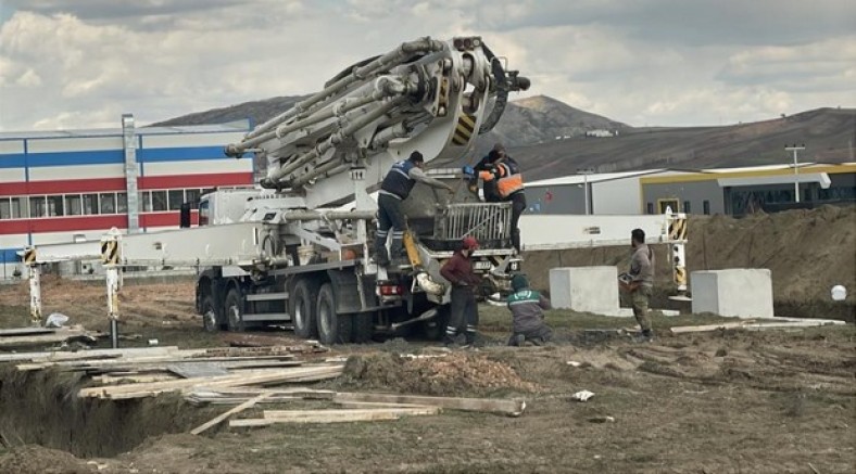 Beton kalıbına düşen işçi hayatını kaybetti