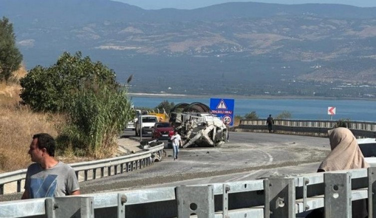 Beton mikseri kafa kafaya çarpıştı: 1 ölü, 1 ağır yaralı