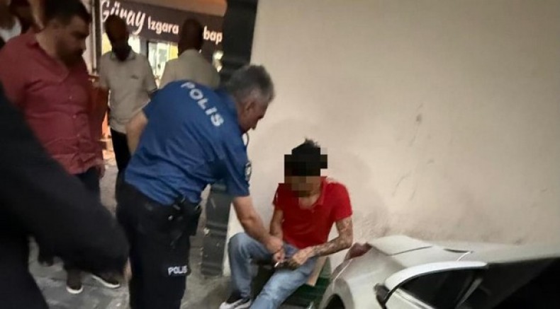 Bıçakla yaralanan genç esnafa sığındı: 1 yaralı
