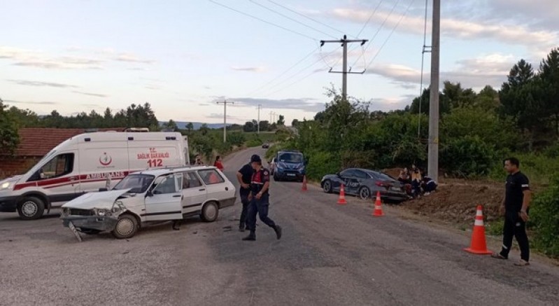 Bilecik'te iki otomobil çarpıştı: 10 yaralı