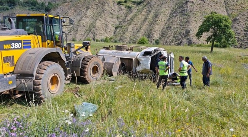 Bingöl'de su tankeri devrildi: 2 yaralı