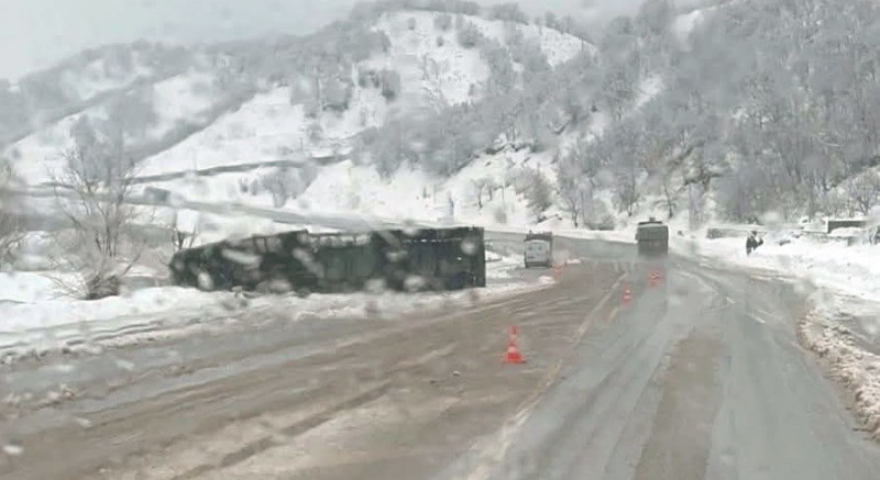 Bingöl’de tır devrildi: 1 yaralı