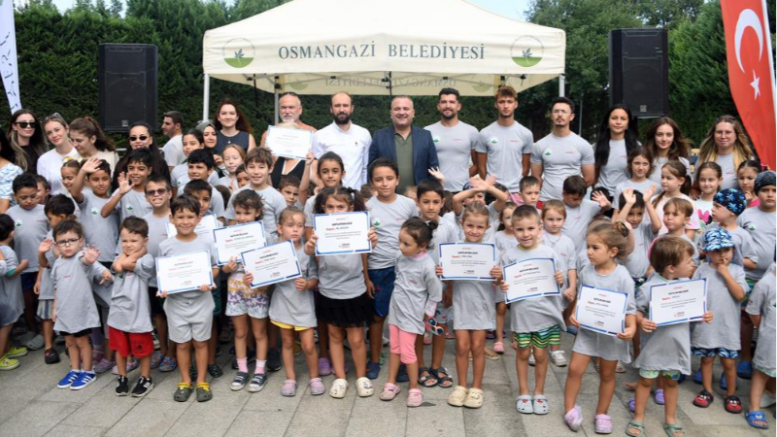 Binlerce çocuk Bursa Osmangazi'de yüzme öğrendi!
