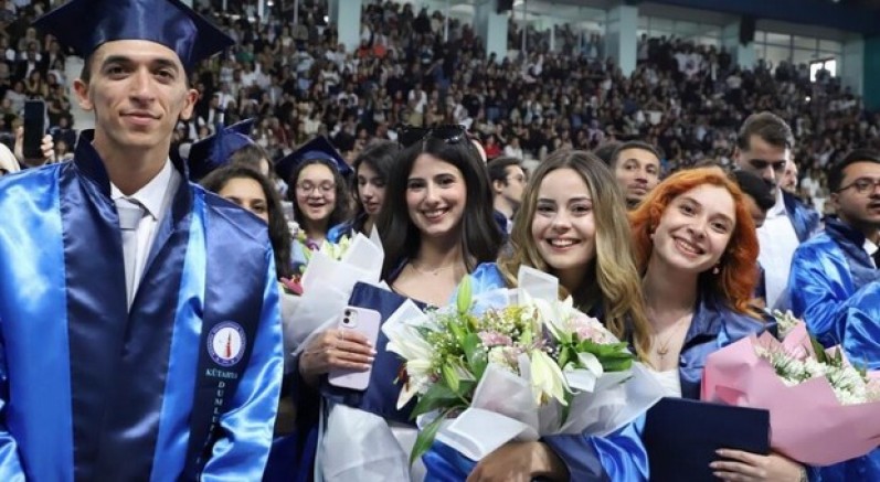Binlerce öğrenci mezuniyet sevinci yaşadı