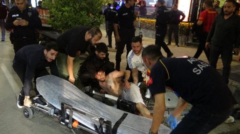 Bir taraftar bıçaklanarak yaralandı