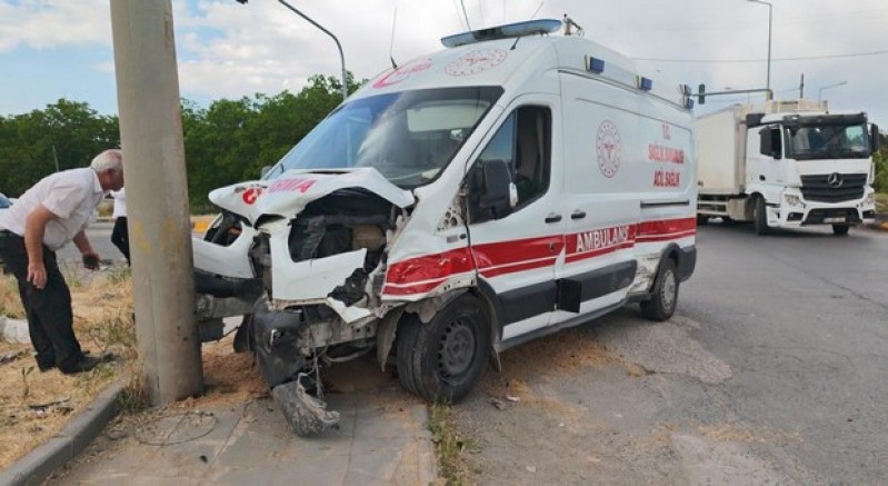 Bitlis’te ambulans ile otomobil çarpıştı: 10 yaralı