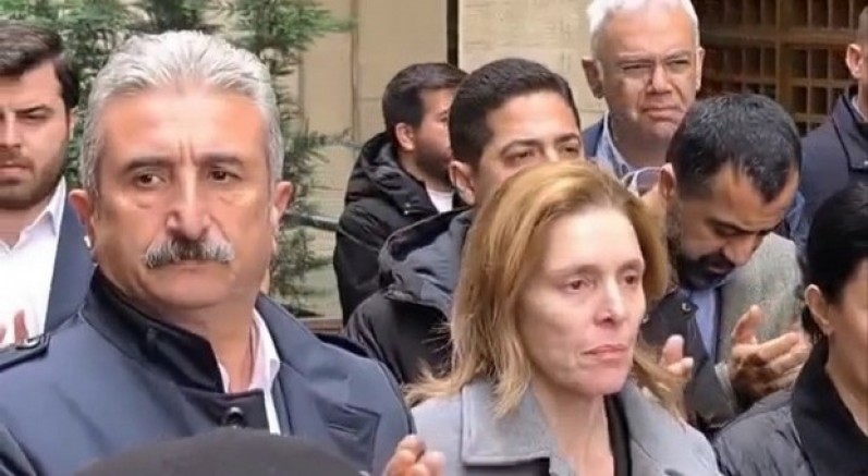 Bizim alnımız ak, başımız dik