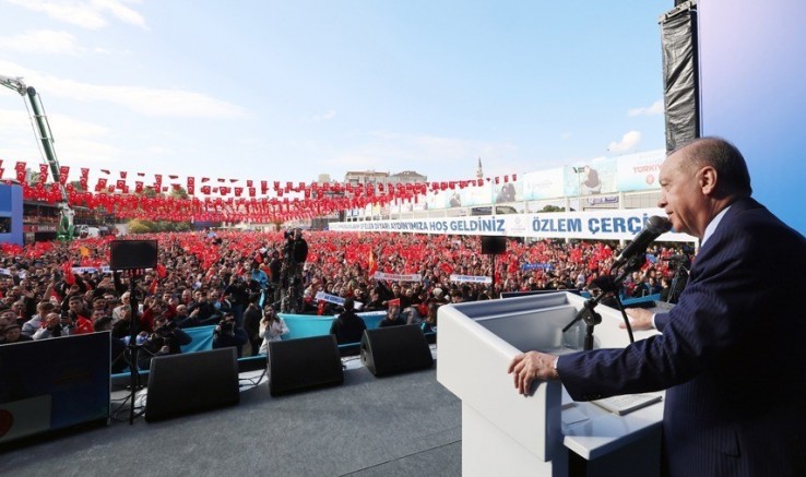 Bizimle laf değil eser, hizmet yarıştırın