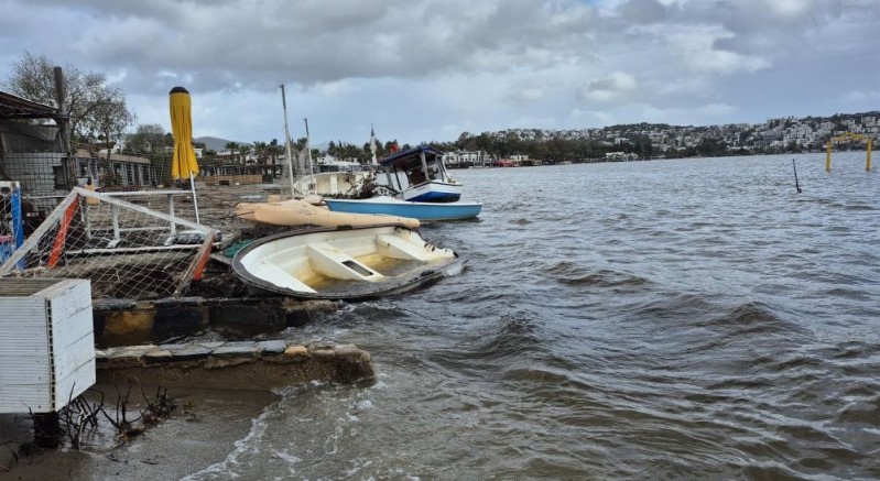 Bodrum’da tekneler kıyıya sürüklendi