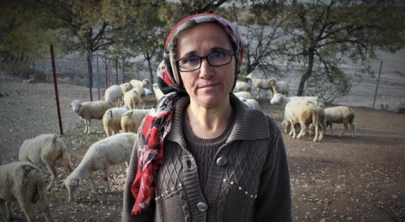 Boğazından bıçaklanarak öldürülen kadının eski görüntüleri