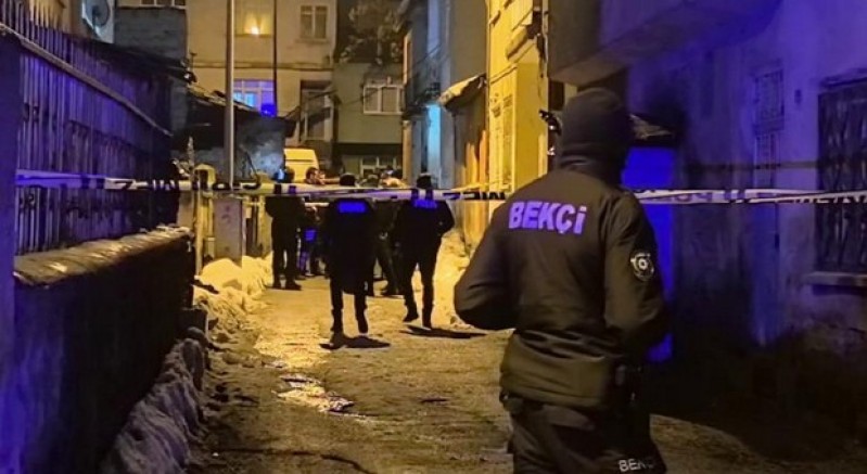 Boğazından bıçaklanmış halde bulundu