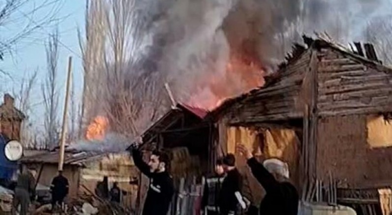 Bolu'da iki katlı ahşap ev yandı