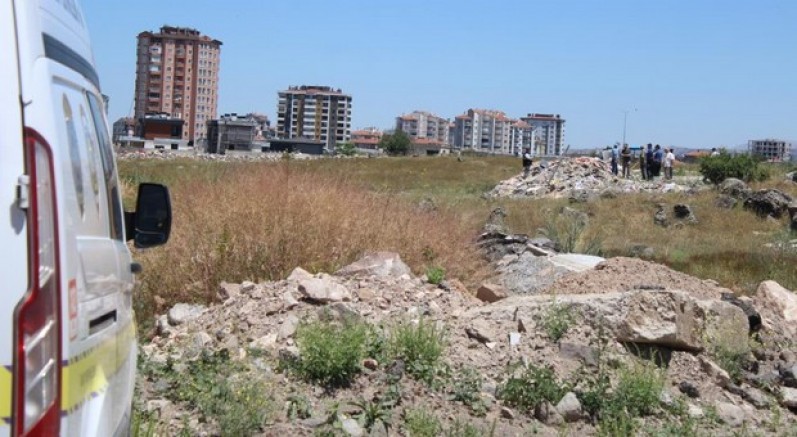 Boş arazide erkek cesedi bulundu