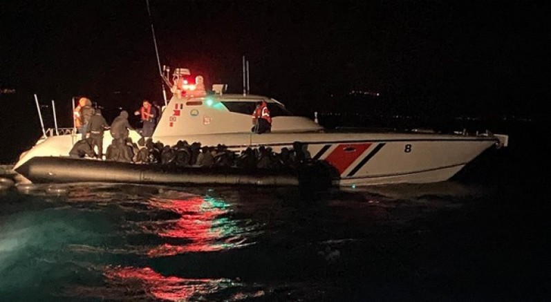 Botla denizde sürüklenen 39 göçmen kurtarıldı