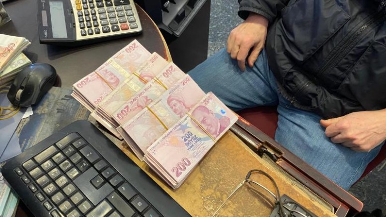 Böyle insanlar kaldı mı? Parayı bankaya iade etti
