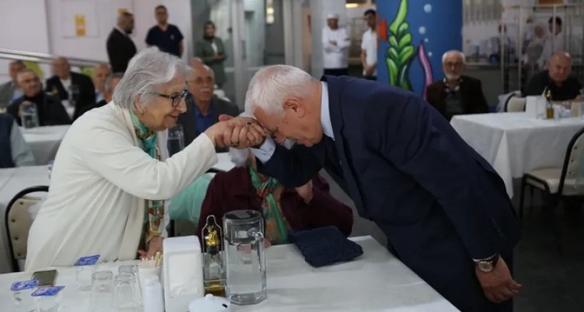 Bozbey’den huzurevine bayram ziyareti