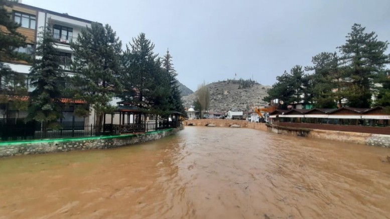 Bozkır'da sular yükseldi, araziler su altında kaldı