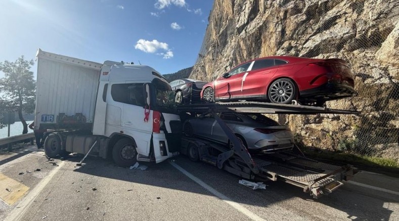 Burdur'da iki tır kafa kafaya çarpıştı: 1'i ağır 2 yaralı