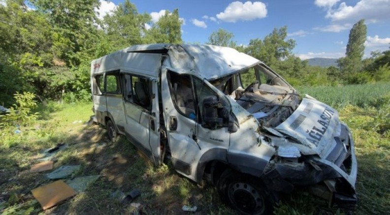 Burdur'da minibüs tarlaya uçtu: 8 yaralı