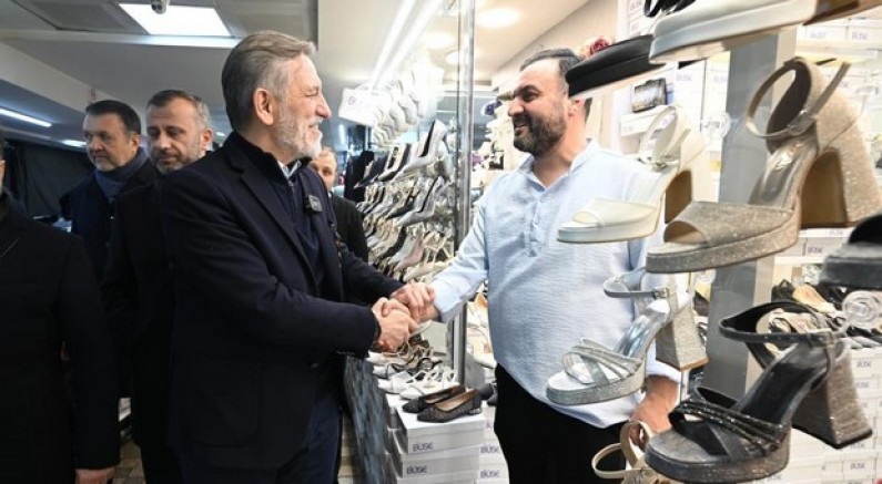 Burkay, tarihi çarşıda esnafla buluştu