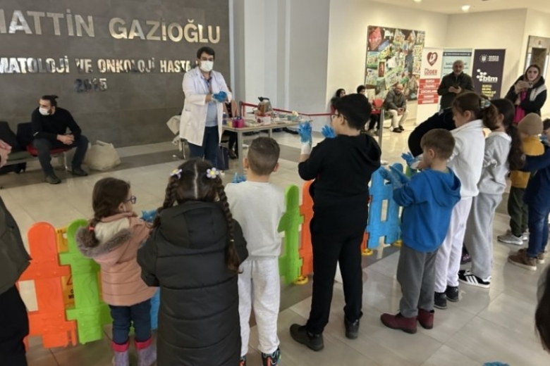 Bursa Büyükşehir Belediyesi tedavi gören çocukların yüzünü güldürdü
