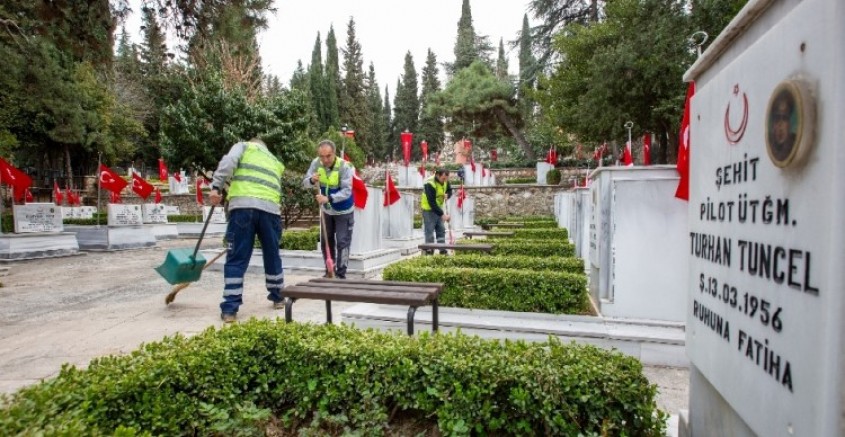 Bursa Büyükşehir şehitlikleri ziyarete hazır hale getirdi!