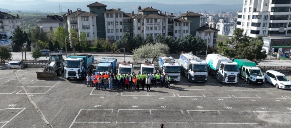 Bursa Büyükşehir şehri tertemiz yapıyor; Kollar sıvandı...