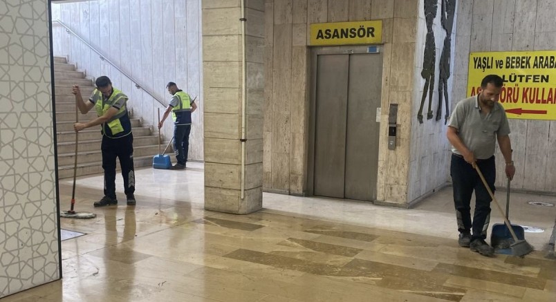 Bursa Büyükşehir şehri tertemiz yapıyor; Kollar sıvandı...