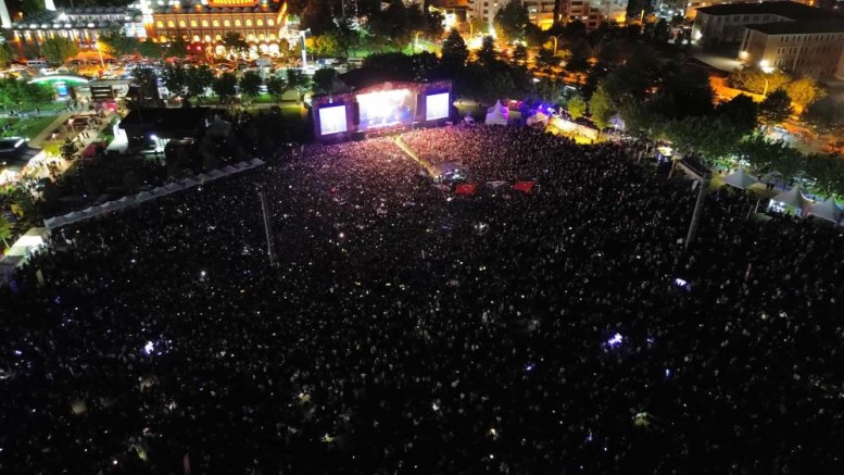 Bursa’da 100 bin kişi meydanlarda...