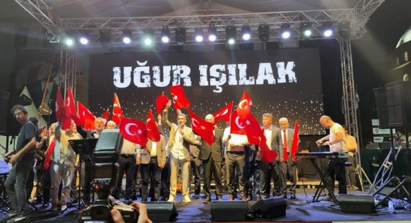 Bursa'da 15 Temmuz programı Uğur Işılak konseriyle son buldu