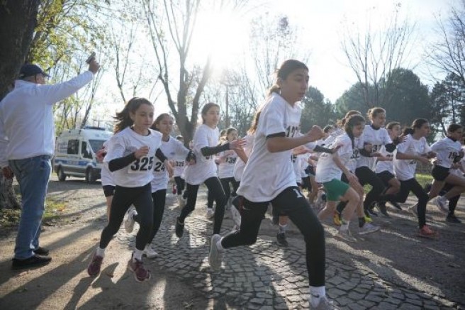 Bursa'da 16. Başöğretmen Atatürk Kros Yarışması nefesleri kesti