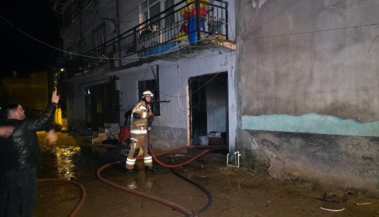 Bursa'da 2 katlı evde çıkan yangın korkuttu