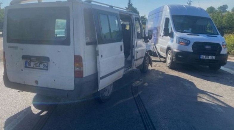 Bursa’da 2 minibüs çarpıştı : 4 kişi yaralandı
