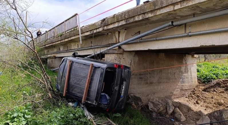 Bursa'da 3 araç birbirine girdi, 1'i dereye uçtu: 4 yaralı