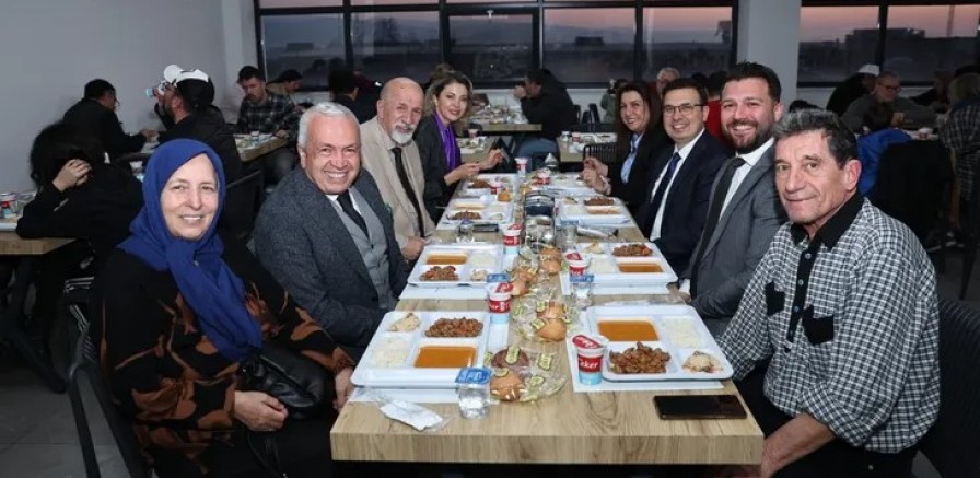 Bursa'da Başkan Şadi Özdemir ramazan bereketini vatandaşlarla paylaşıyor