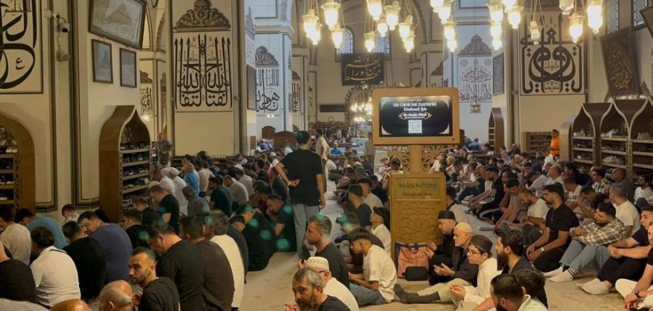 Bursa'da binlerce vatandaş Ulu Cami'ye akın etti