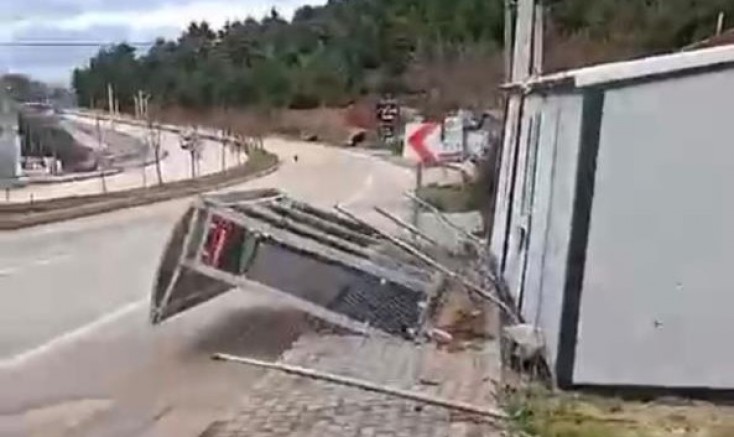 Bursa'da çatı ve prefabrik evler böyle uçtu