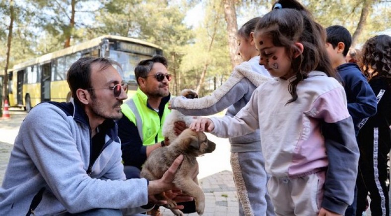 Bursa'da çocuklar patili dostlarla buluştu