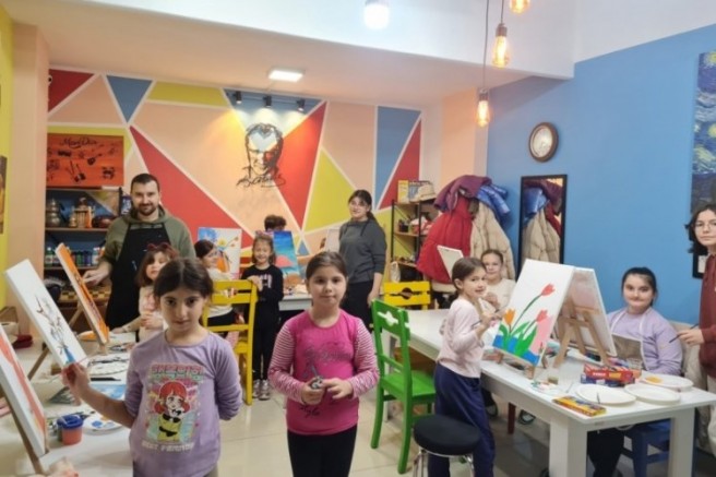 Bursa'da çocuklar tatilde resim yapmayı öğreniyor