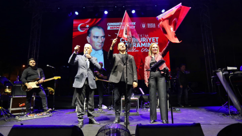 Bursa'da Cumhuriyet coşkusu; Muhteşem konser...