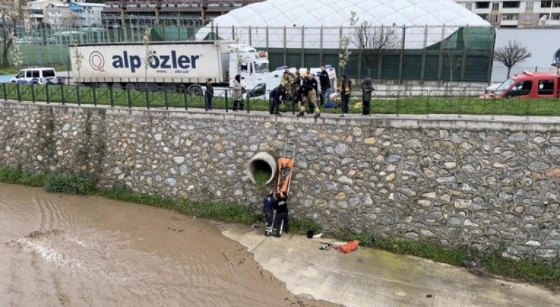 Bursa'da dereye düşen adamı ekipler kurtardı