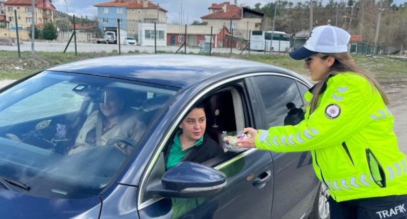 Bursa'da ekiplerden sürücülere gülümseten ikram