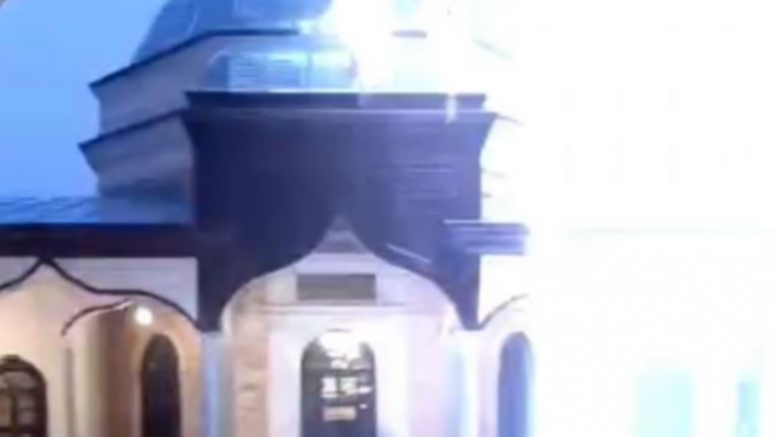 Bursa'da Emirsultan Camii’nin kubbesine yıldırım düştü