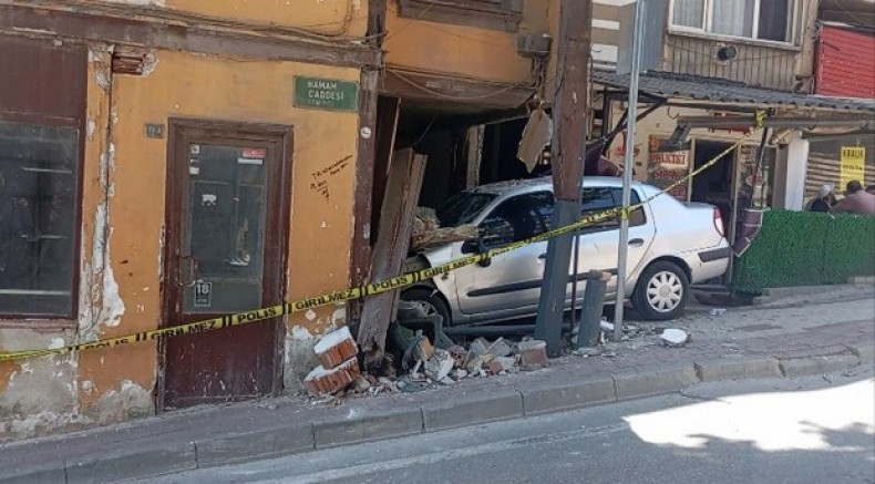 Bursa'da freni boşalan otomobil eve girdi