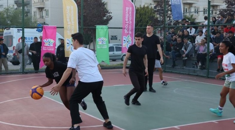 Bursa'da gençler basketbolda hünerlerini sergiledi